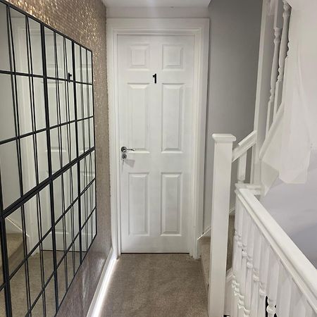 Air Conditioned Modern Double Bed Room With Private Attached Bathroom - Free Parking - Near London Heathrow Airport & Southall Broadway Екстер'єр фото