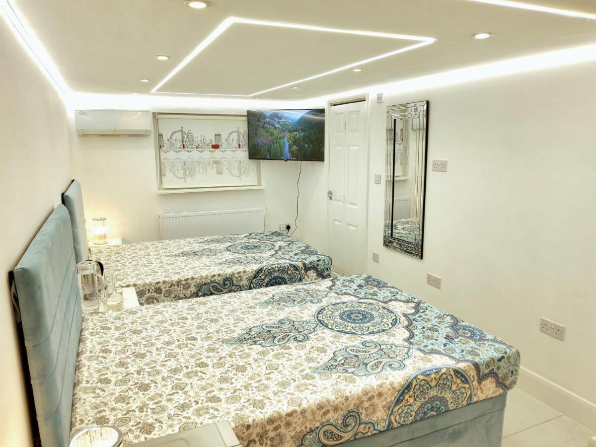 Air Conditioned Modern Double Bed Room With Private Attached Bathroom - Free Parking - Near London Heathrow Airport & Southall Broadway Екстер'єр фото