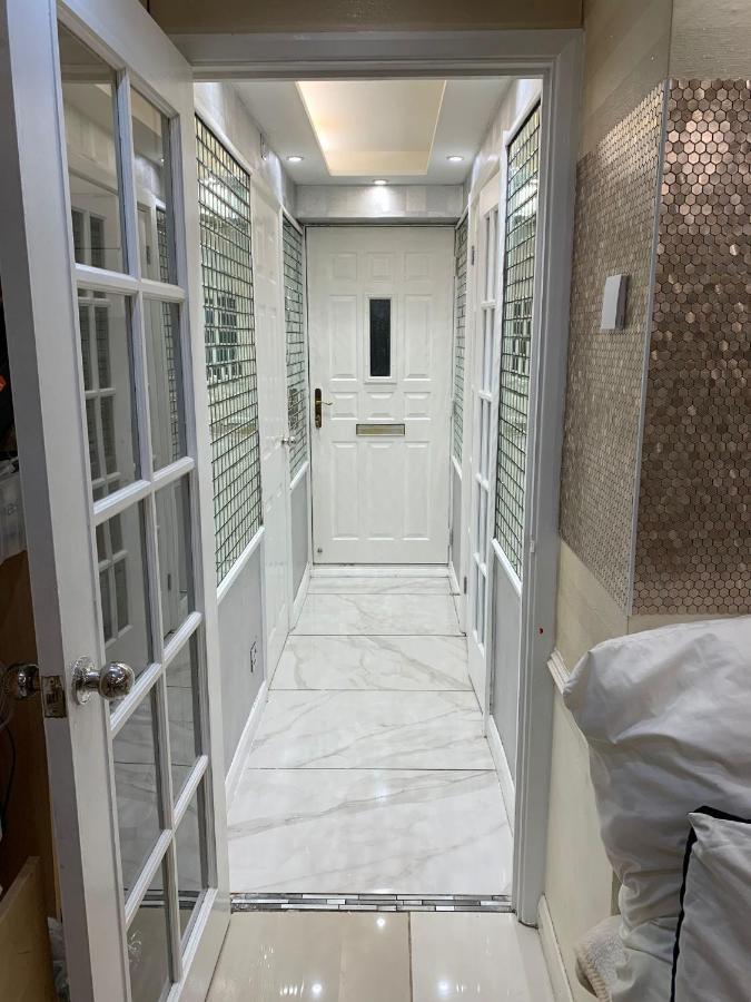 Air Conditioned Modern Double Bed Room With Private Attached Bathroom - Free Parking - Near London Heathrow Airport & Southall Broadway Екстер'єр фото