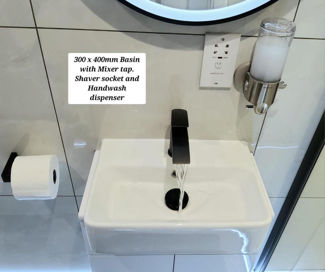 Air Conditioned Modern Double Bed Room With Private Attached Bathroom - Free Parking - Near London Heathrow Airport & Southall Broadway Екстер'єр фото