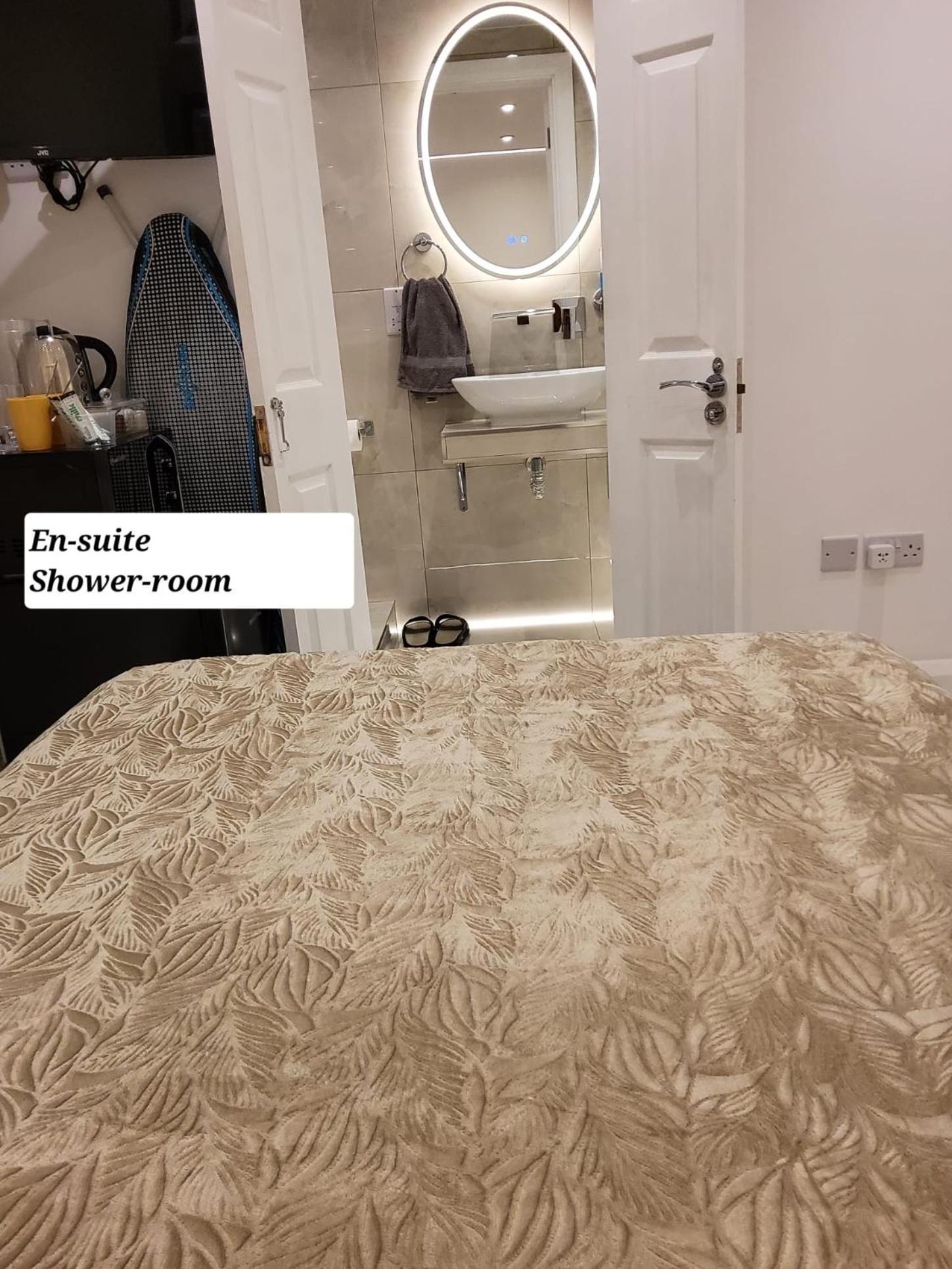 Air Conditioned Modern Double Bed Room With Private Attached Bathroom - Free Parking - Near London Heathrow Airport & Southall Broadway Екстер'єр фото
