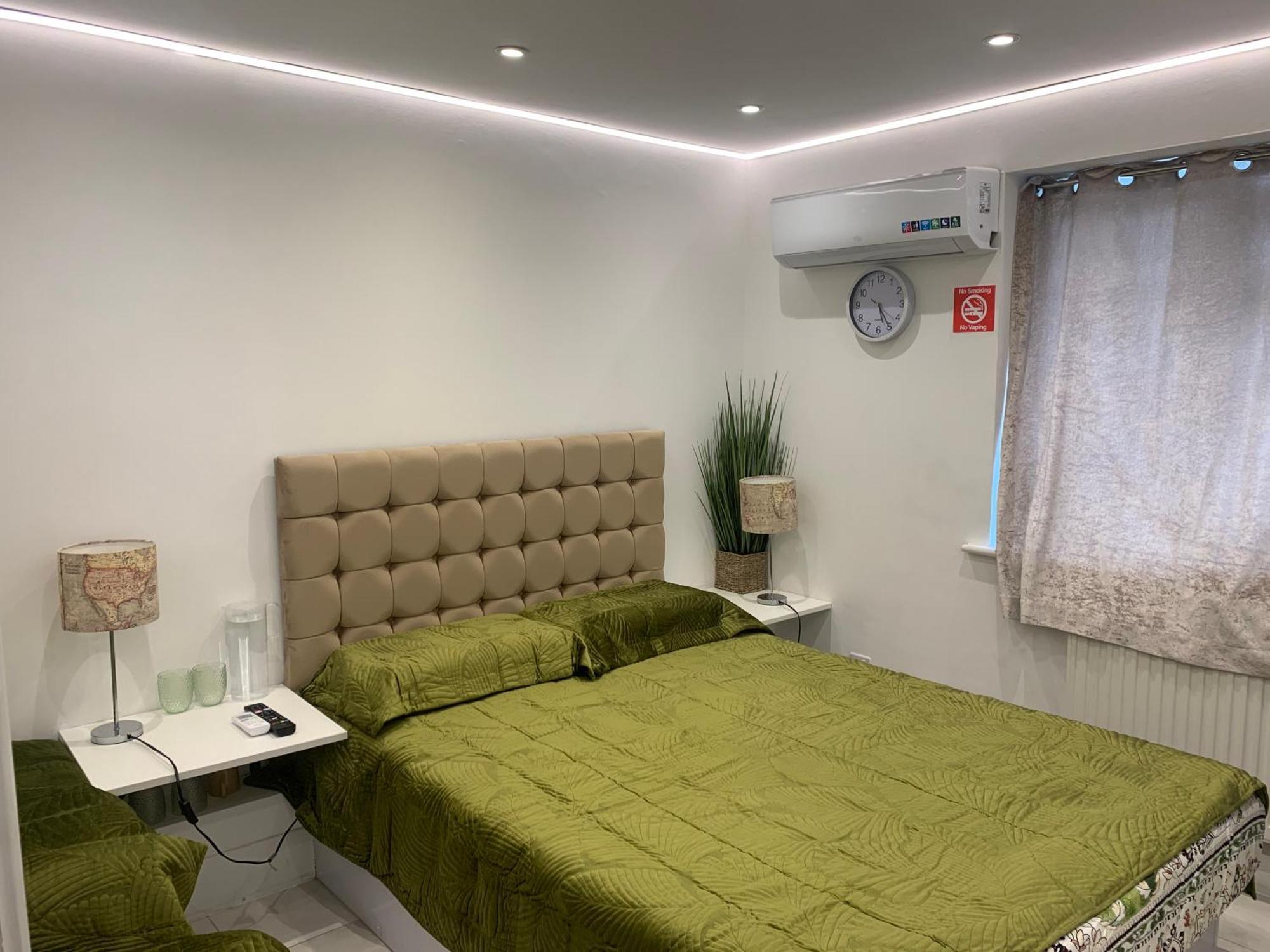 Air Conditioned Modern Double Bed Room With Private Attached Bathroom - Free Parking - Near London Heathrow Airport & Southall Broadway Екстер'єр фото